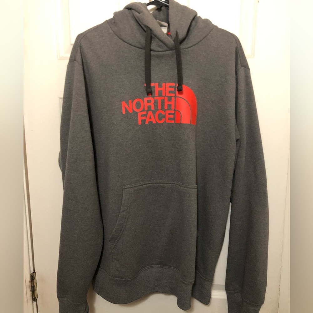 North Face Pullover Hoodie - Size L 🔴